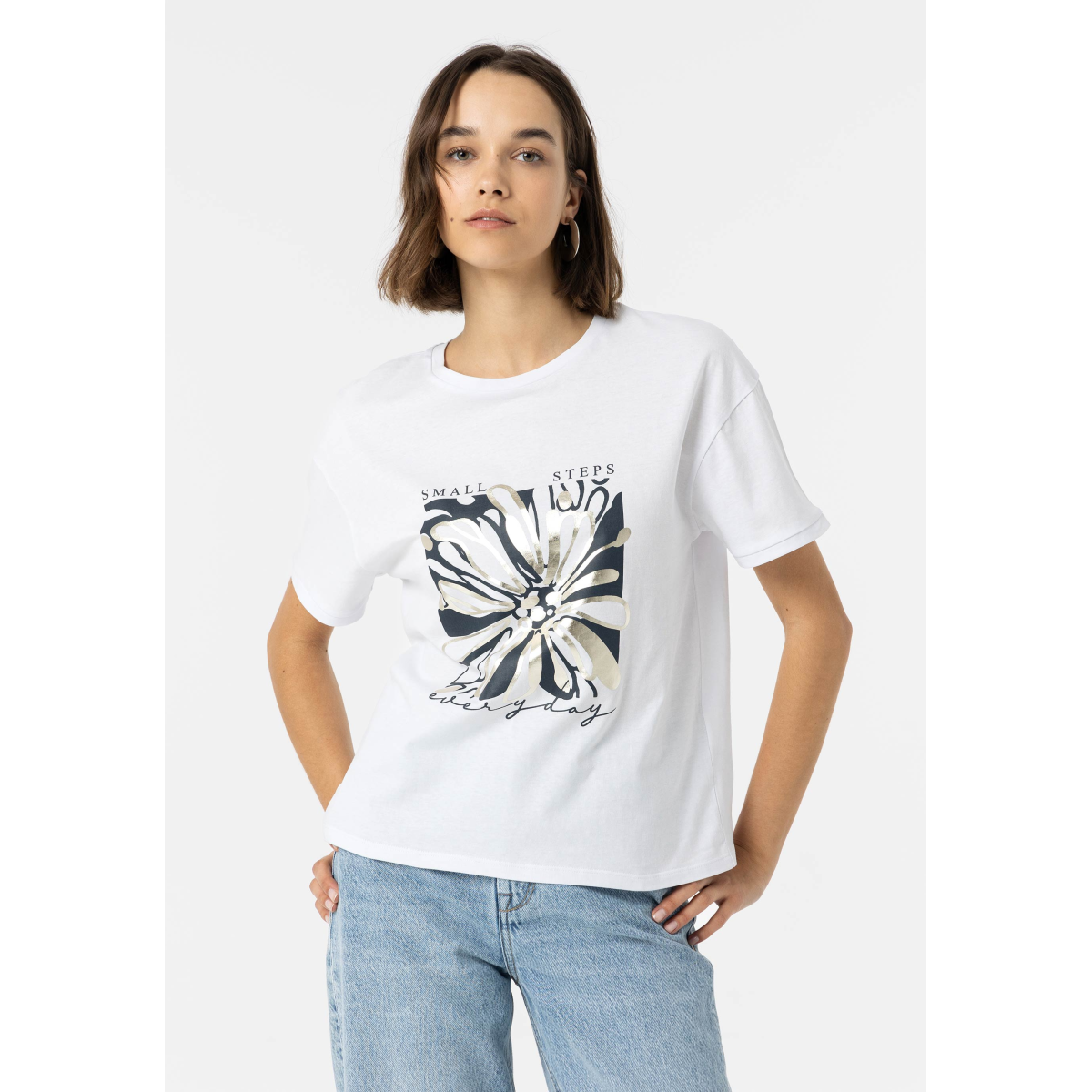 Camiseta De Mujer Cecil Con Texto Y Detalles De Diamantes De Imitación - Mezcla De Modal Y Algodón, Manga Corta, Cuello Redondo, Cómoda Para El Día A Día